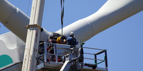 Unos operarios hacen tareas de mantenimiento en la turbina de un aerogenerador