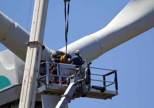 Unos operarios hacen tareas de mantenimiento en la turbina de un aerogenerador